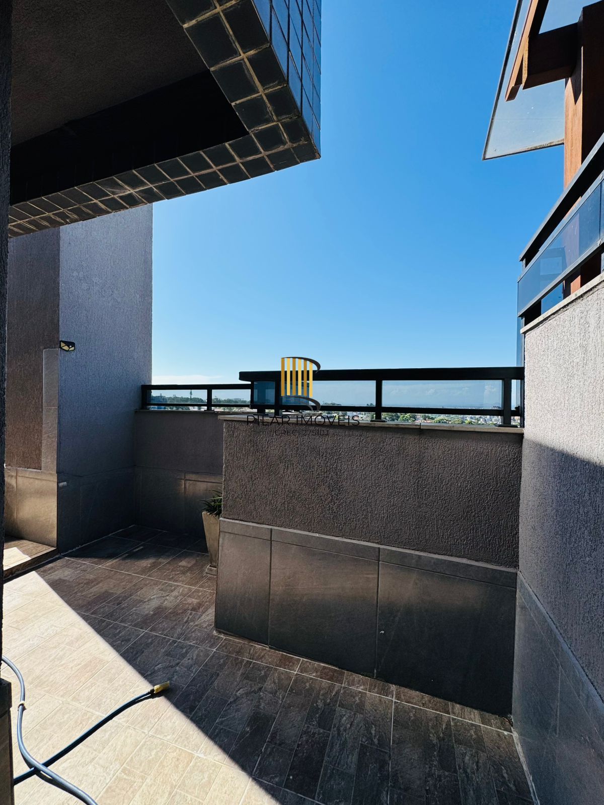 Cobertura com Terraço, Vista Livre e Porteira Fechada na Av. Protásio Alves