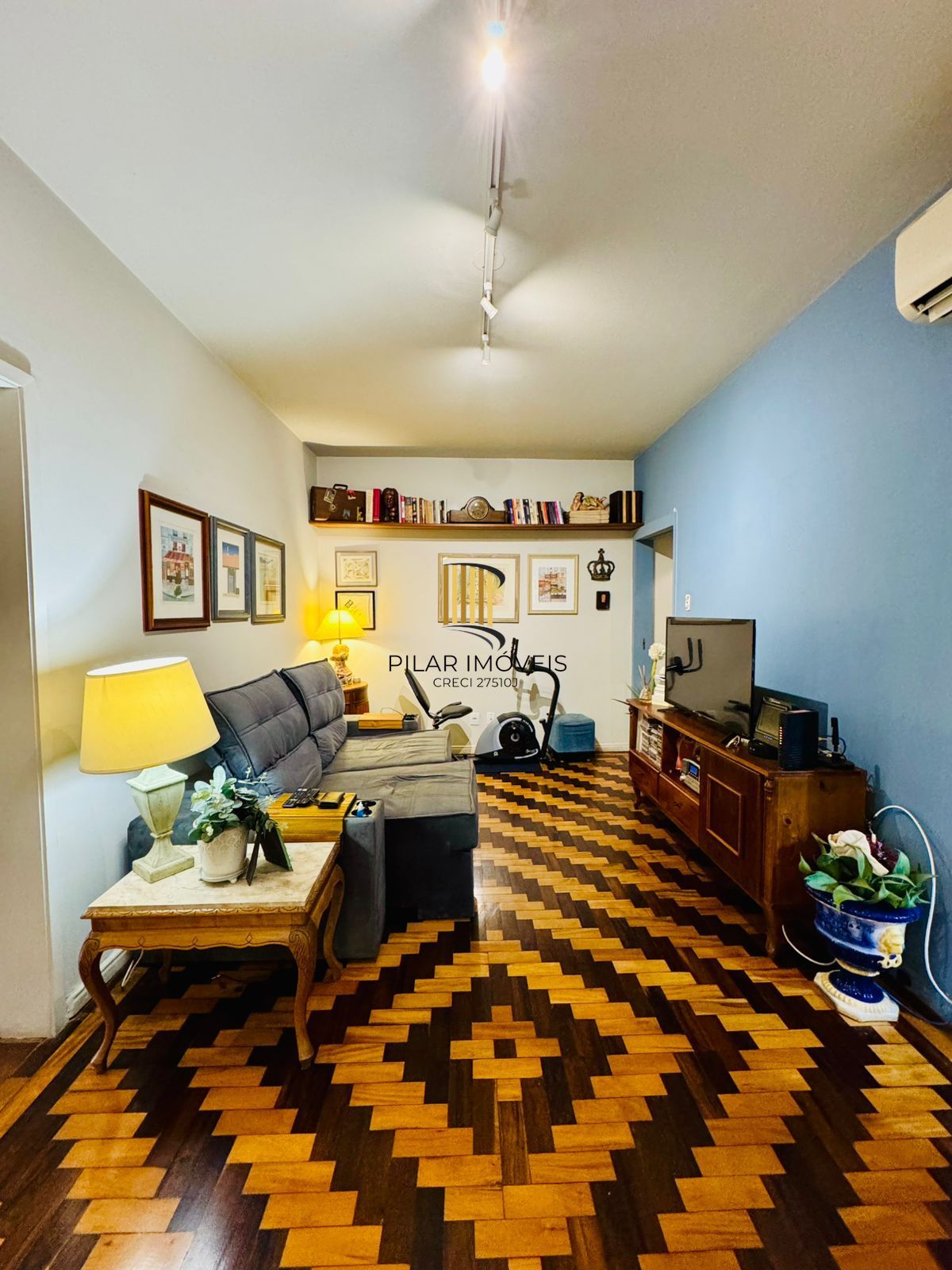 Bom Fim. Apartamento 3 dormitórios com living estendido.