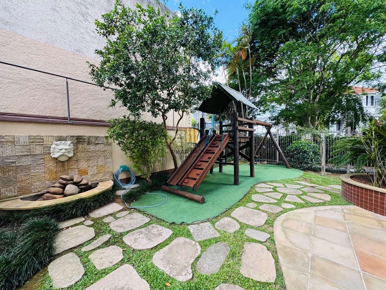 Apartamento 3 dormitórios, 3 banheiros e 2 vagas no Petrópolis