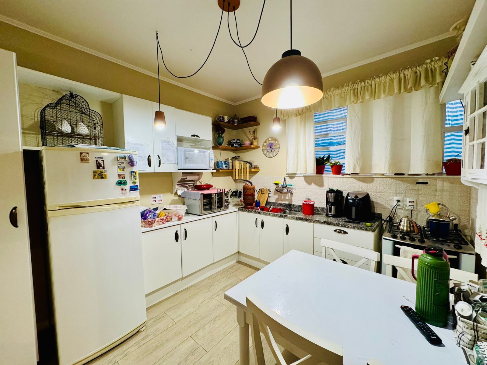 Bom Fim. Apartamento 3 dormitórios com living estendido.