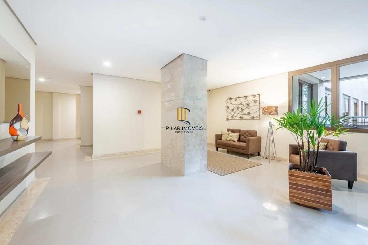 Apartamento de 2 dormitórios 1 suíte e 2 vagas no Petrópolis.