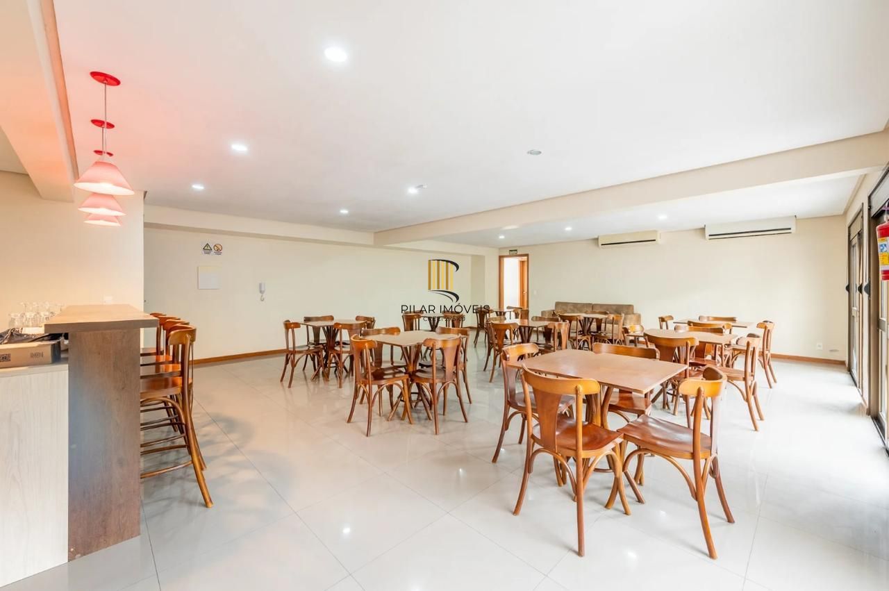 Apartamento de 2 dormitórios 1 suíte e 2 vagas no Petrópolis.