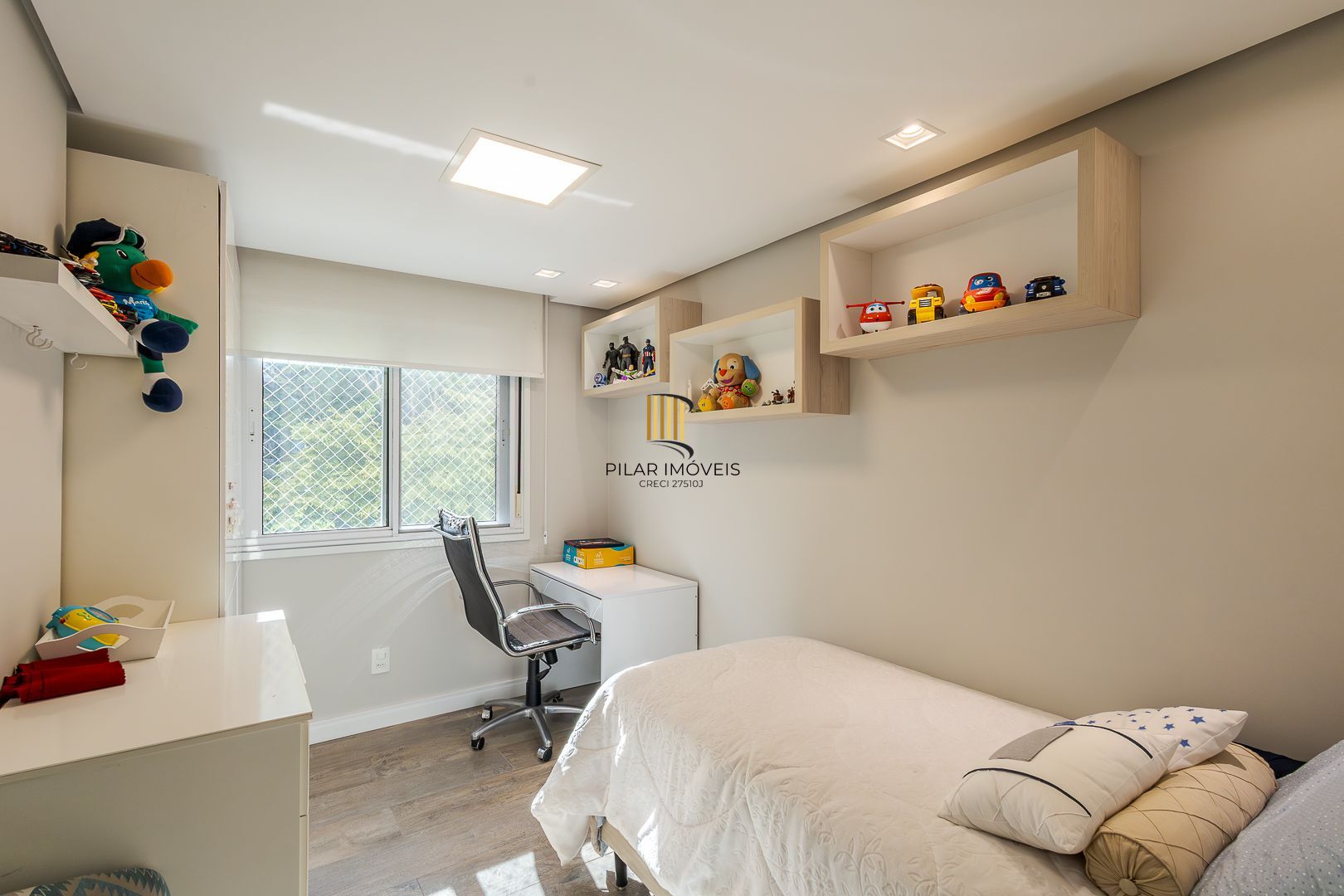 No Bairro Petrópolis 4 dormitórios, 2 suites, lareira e churrasqueira com 3 vagas