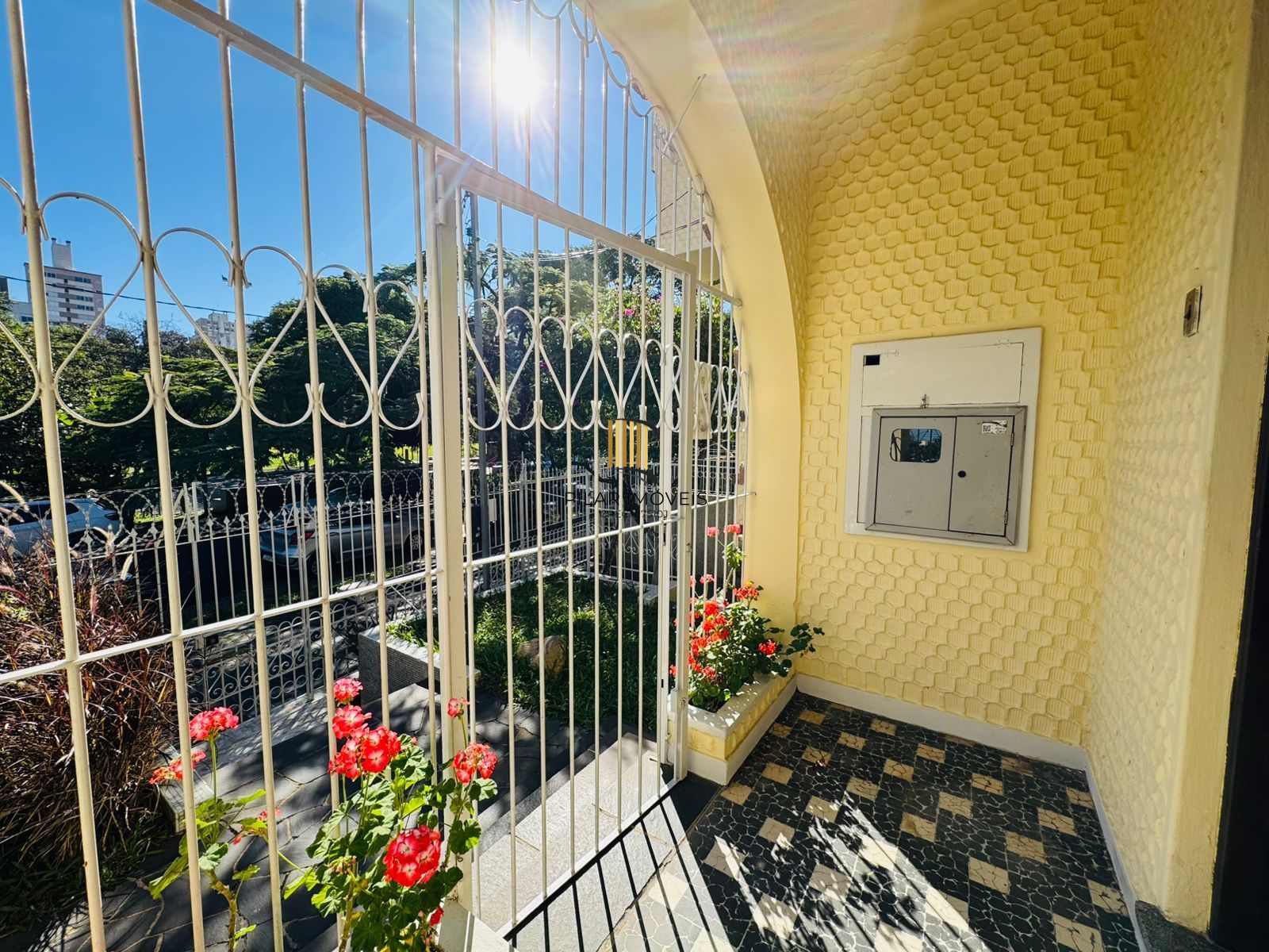 Casa Ampla com Pátio e Excelente Localização no Petrópolis