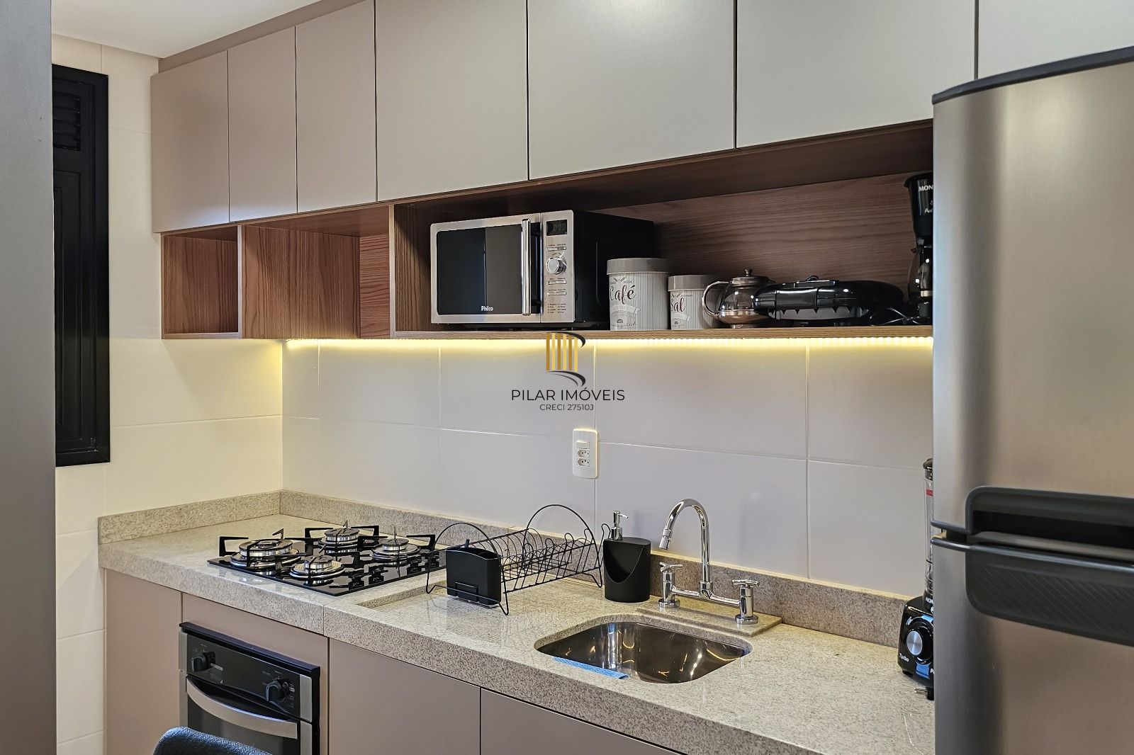 Apartamento completamente mobiliado e decorado, sacada, churrasqueira e vaga, com vista!