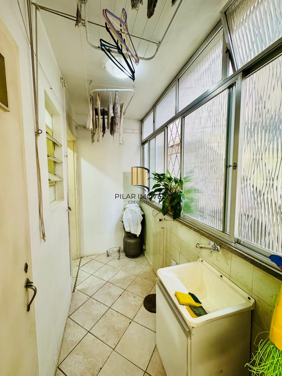 Bom Fim. Apartamento 3 dormitórios com living estendido.