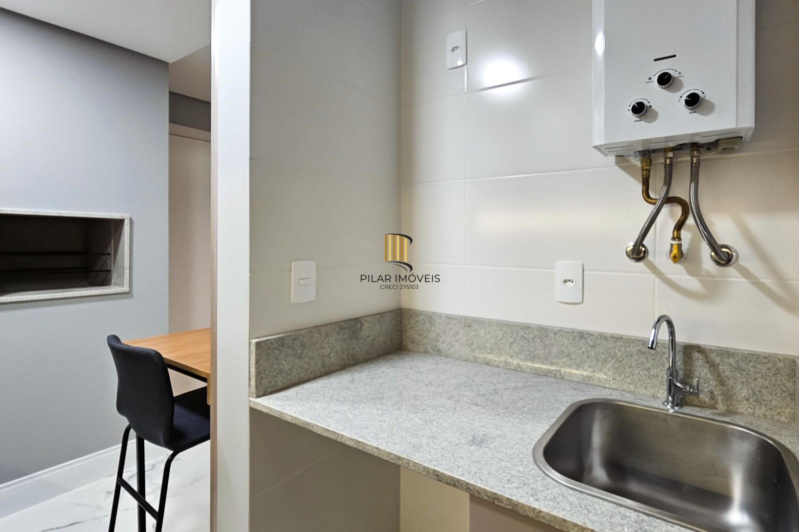 Apartamento completamente mobiliado e decorado, sacada, churrasqueira e vaga, com vista!