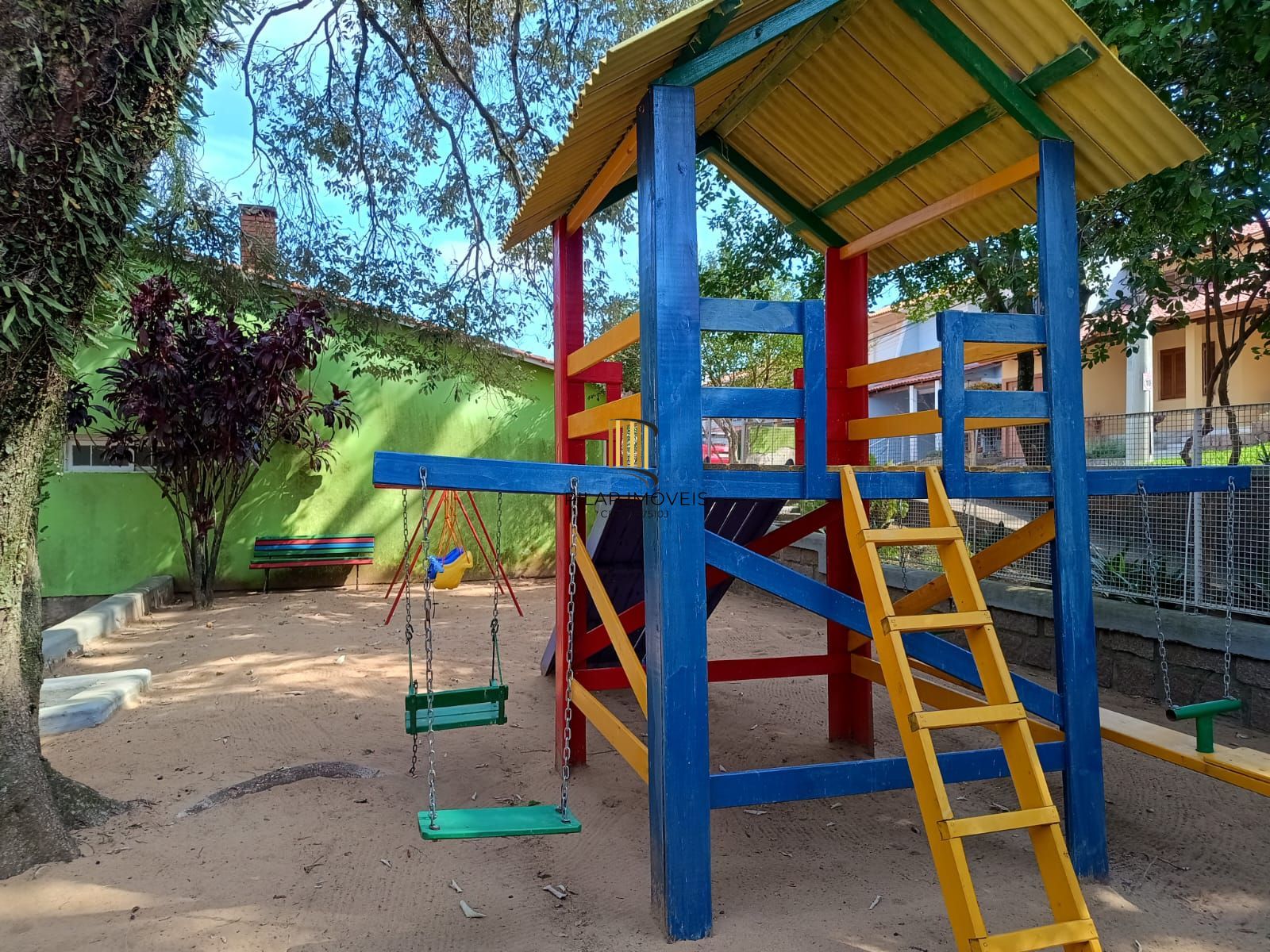 Sobrado 5 dorm em condominio com infra completa.