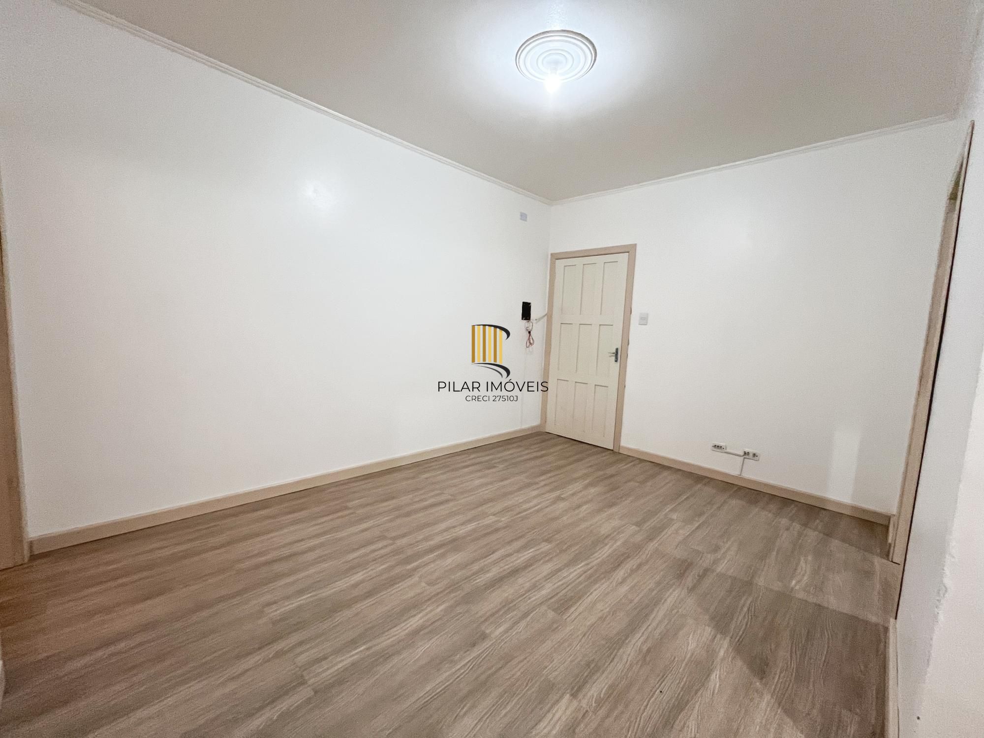 Apartamento 2 dormitórios com pátio no bairro Navegantes, em Porto Alegre.