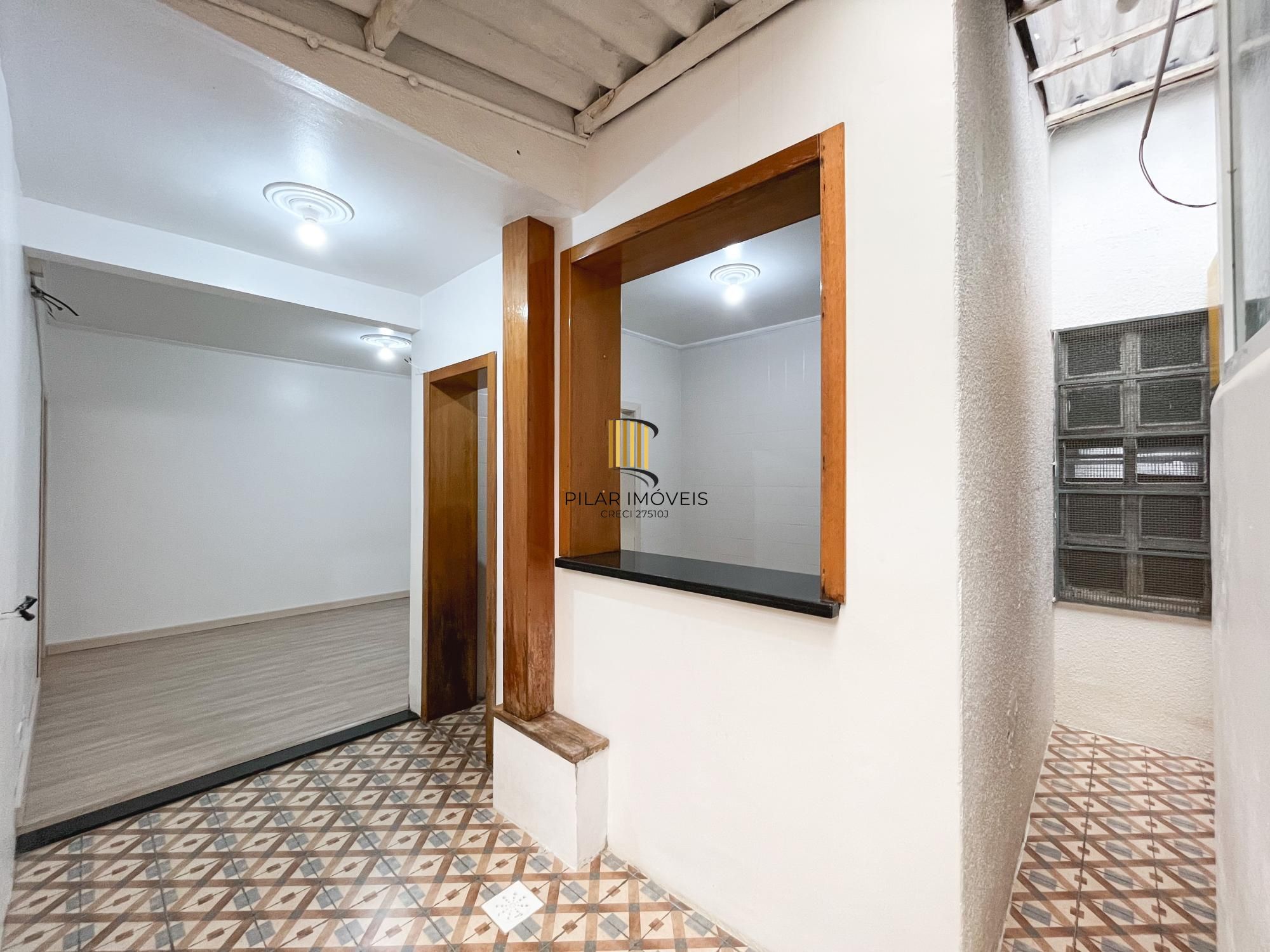 Apartamento 2 dormitórios com pátio no bairro Navegantes, em Porto Alegre.