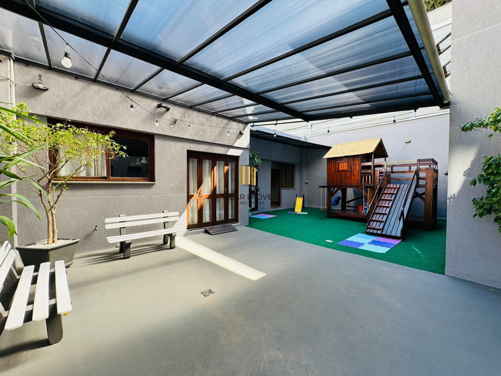 Cobertura com Terraço, Vista Livre e Porteira Fechada na Av. Protásio Alves