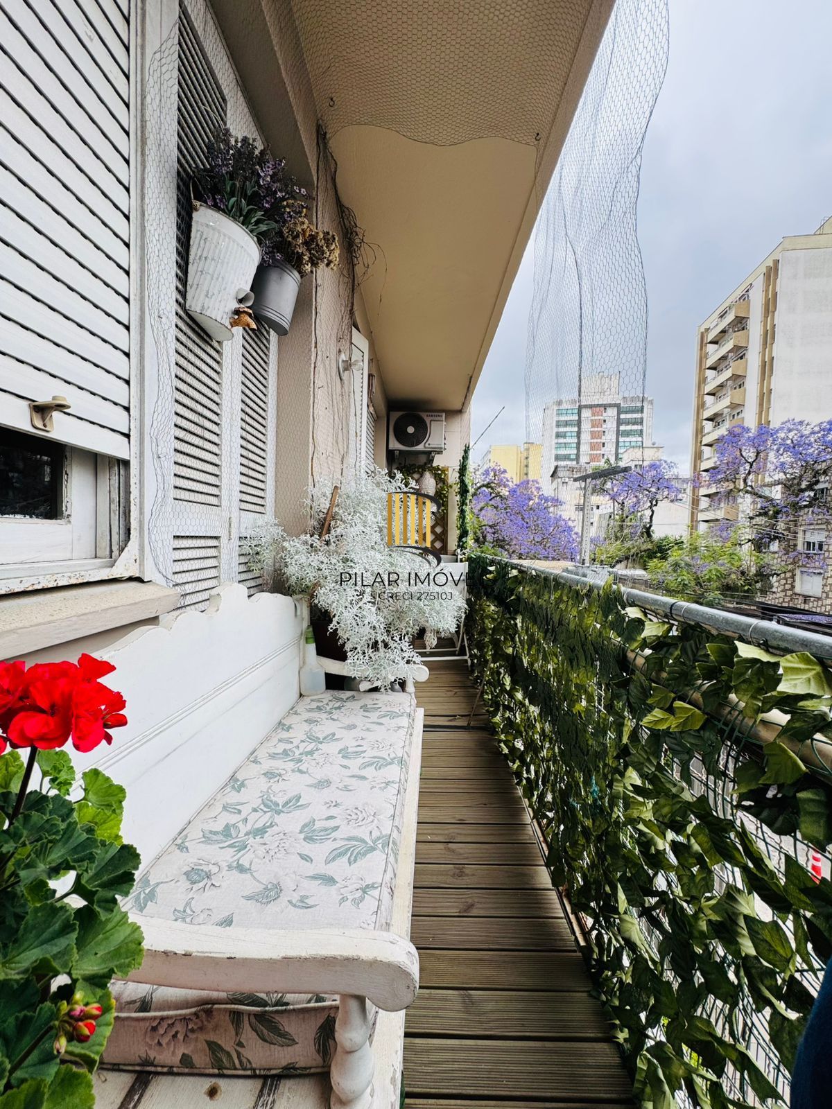 Bom Fim. Apartamento 3 dormitórios com living estendido.