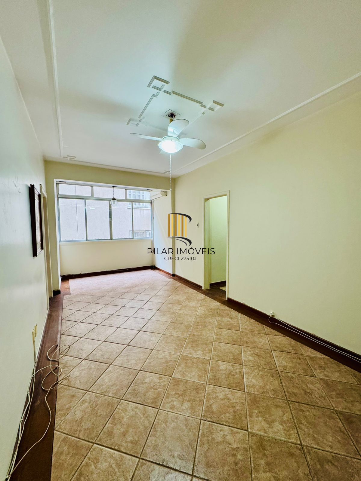 Bom Fim. Apartamento 3 dormitórios com living estendido.