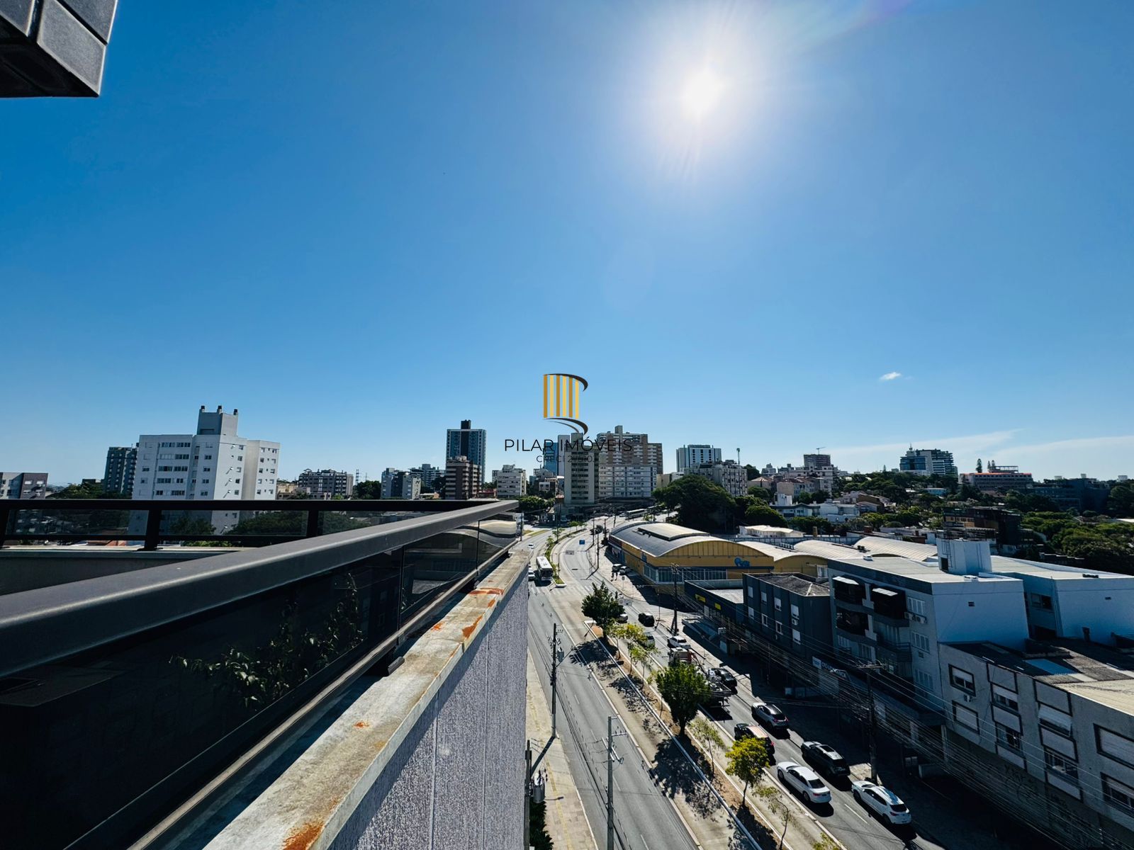Cobertura com Terraço, Vista Livre e Porteira Fechada na Av. Protásio Alves