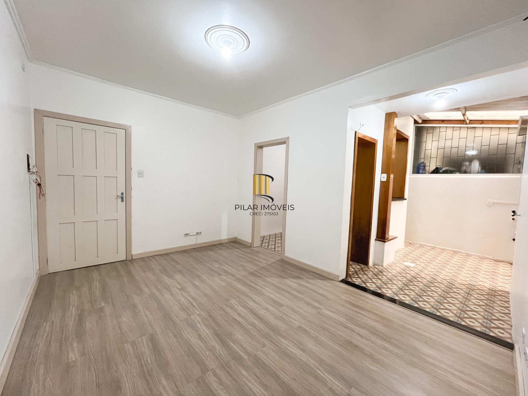 Apartamento 2 dormitórios com pátio no bairro Navegantes, em Porto Alegre.