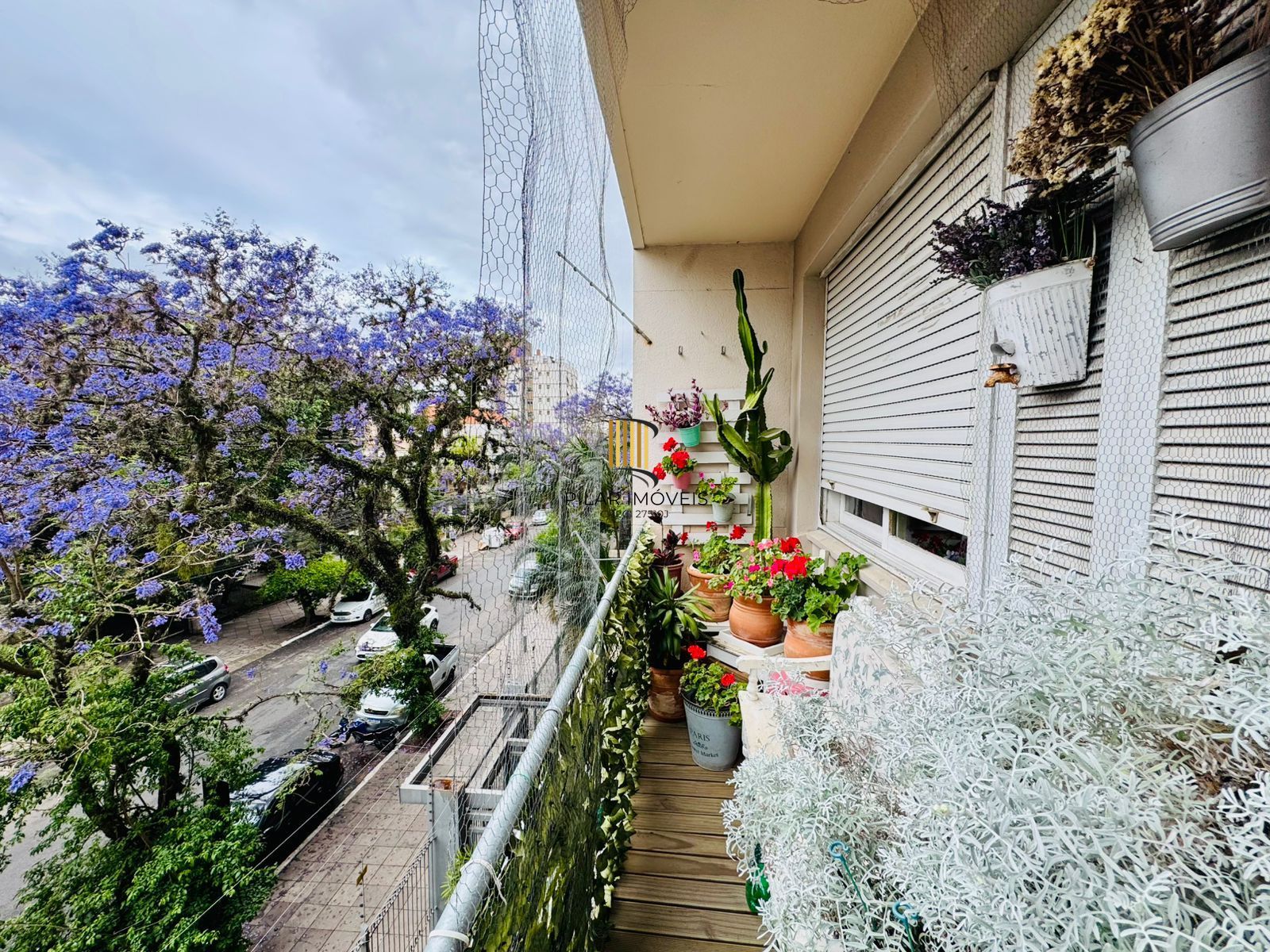 Bom Fim. Apartamento 3 dormitórios com living estendido.