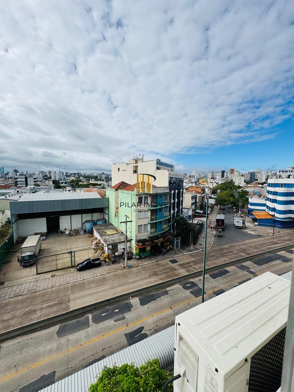 Apartamento Semimobiliado com 3 Dormitórios, 1 Suíte e Elevador