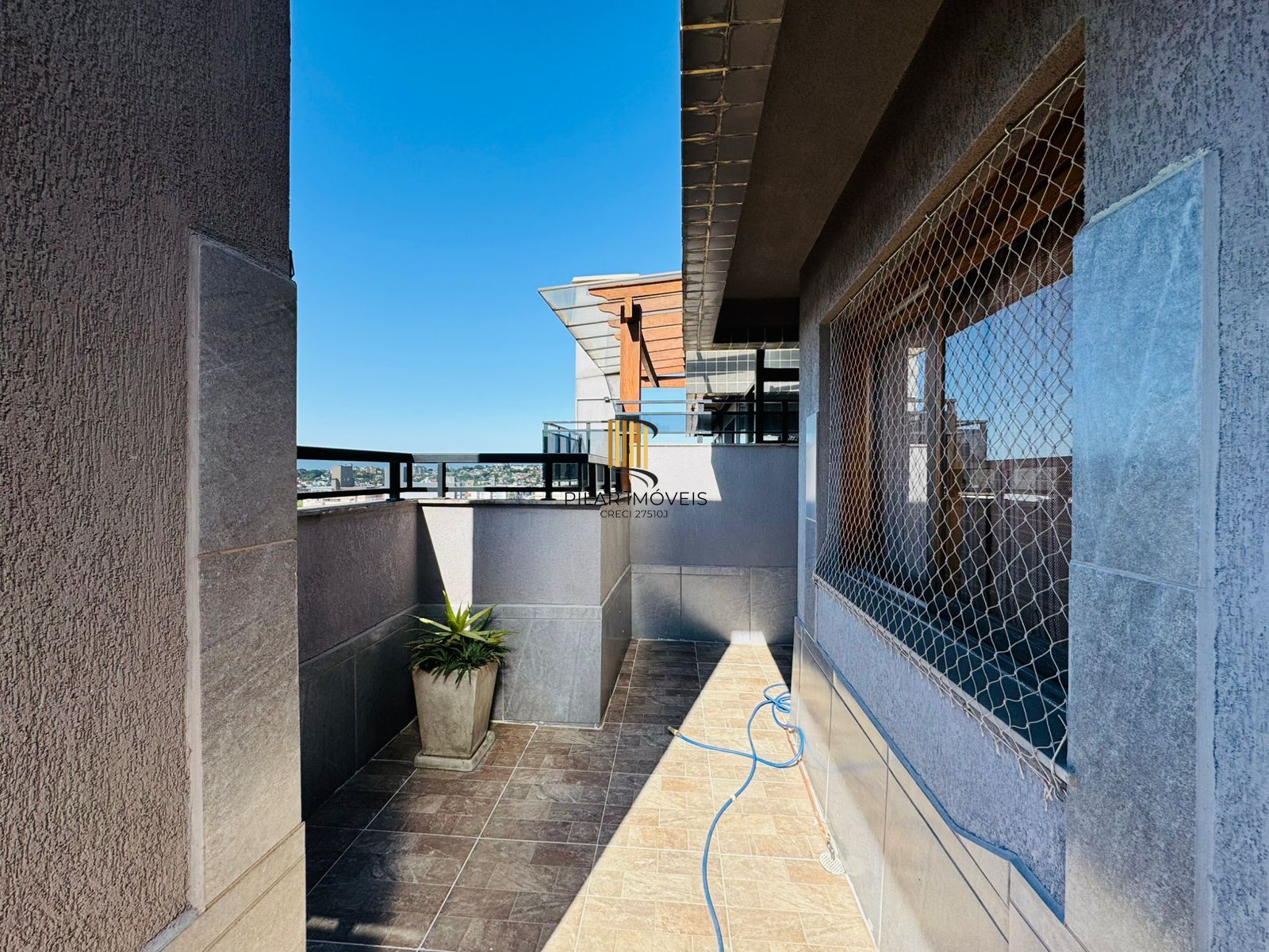 Cobertura com Terraço, Vista Livre e Porteira Fechada na Av. Protásio Alves