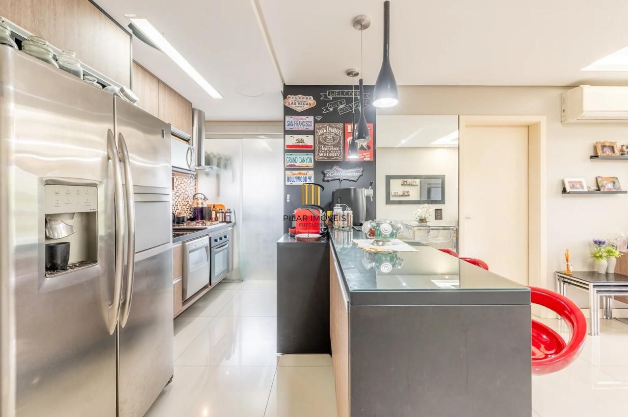 Apartamento de 2 dormitórios 1 suíte e 2 vagas no Petrópolis.