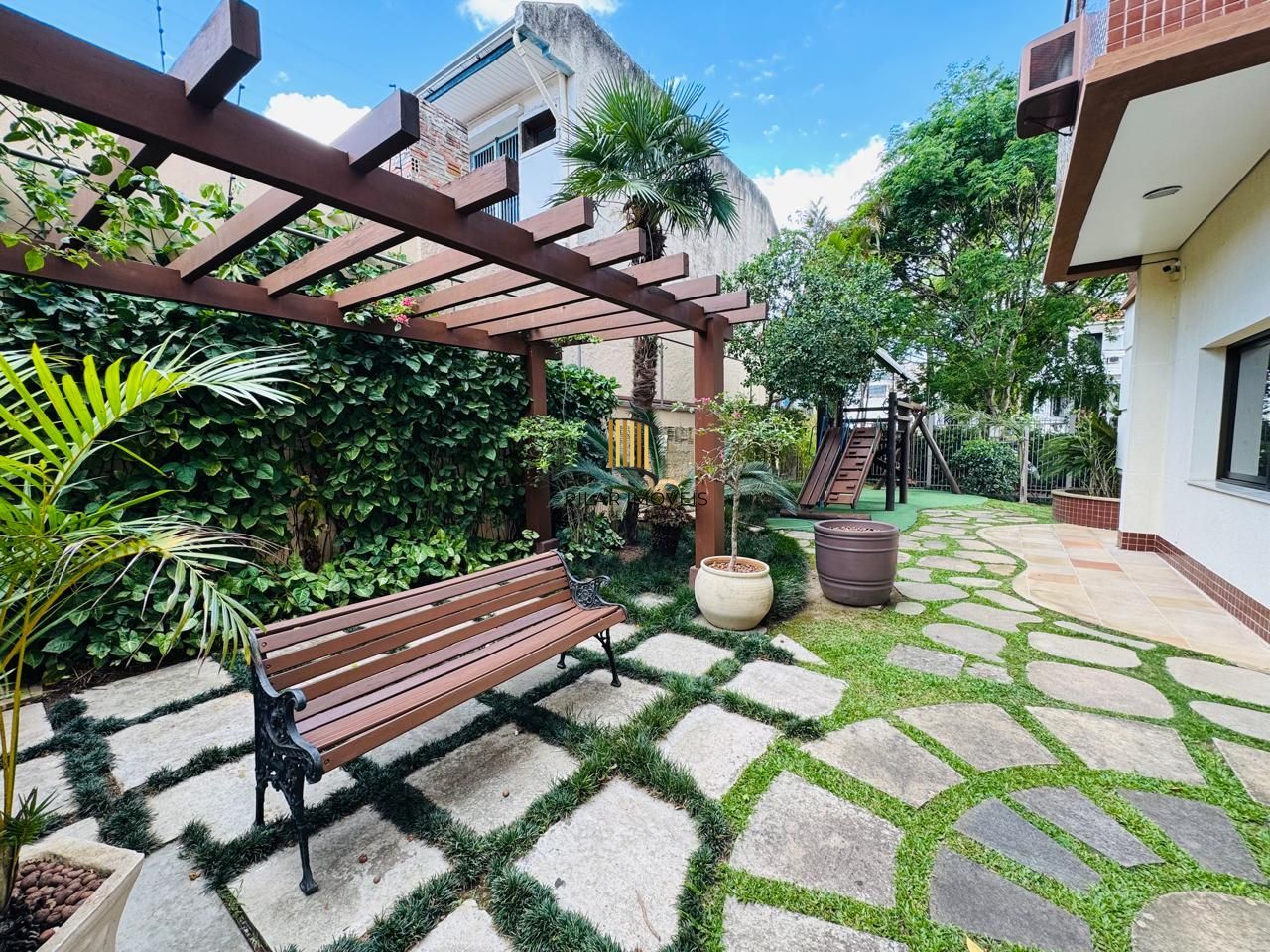 Apartamento 3 dormitórios, 3 banheiros e 2 vagas no Petrópolis