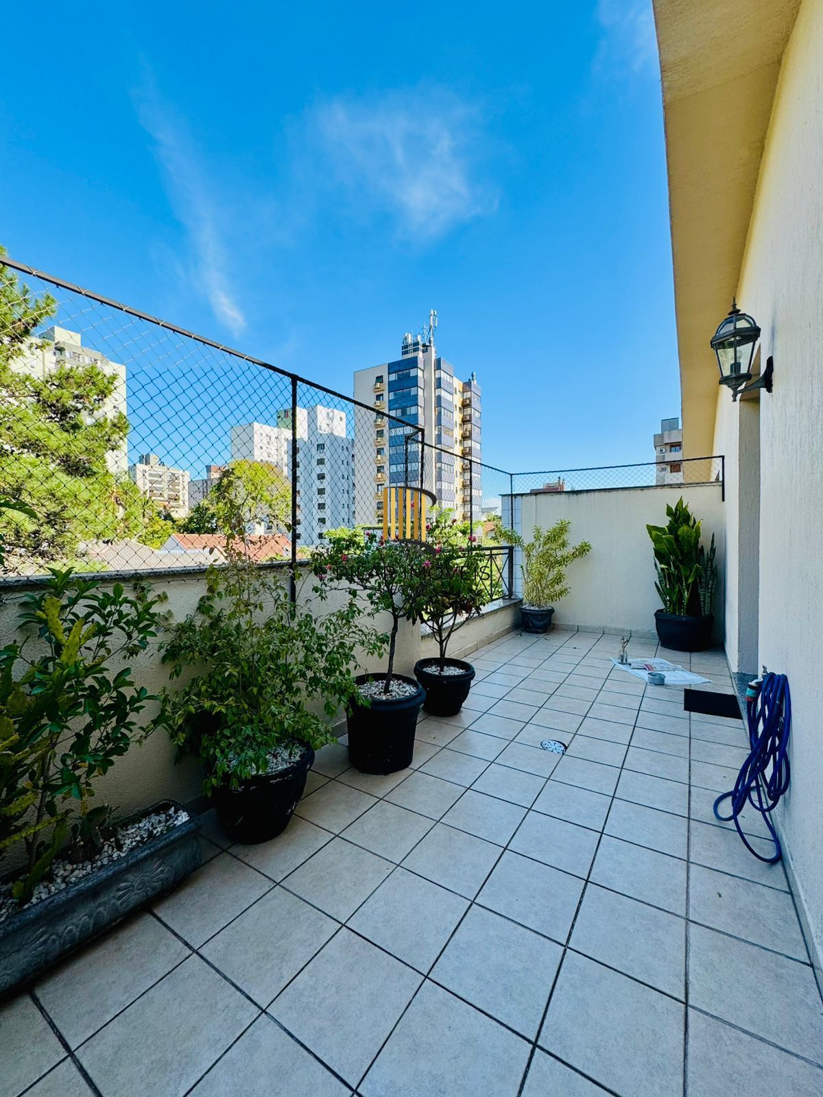 Cobertura no Coração do Petrópolis – 140m² de Conforto e Charme