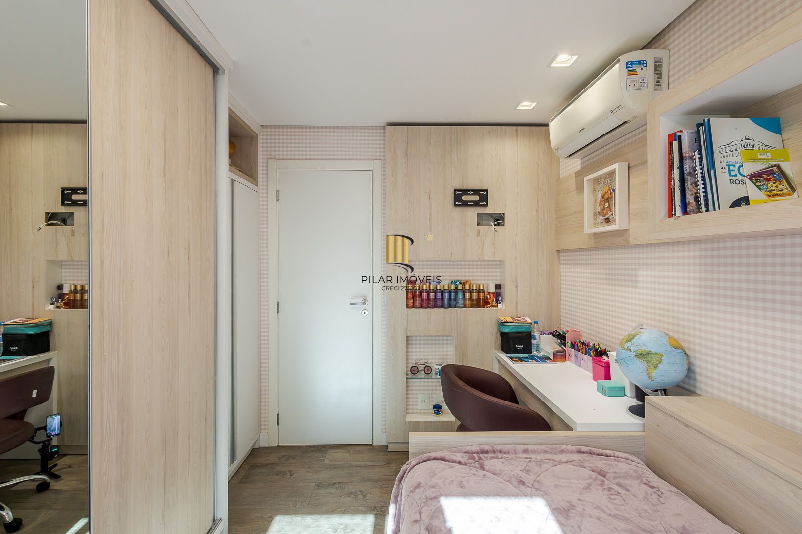 No Bairro Petrópolis 4 dormitórios, 2 suites, lareira e churrasqueira com 3 vagas
