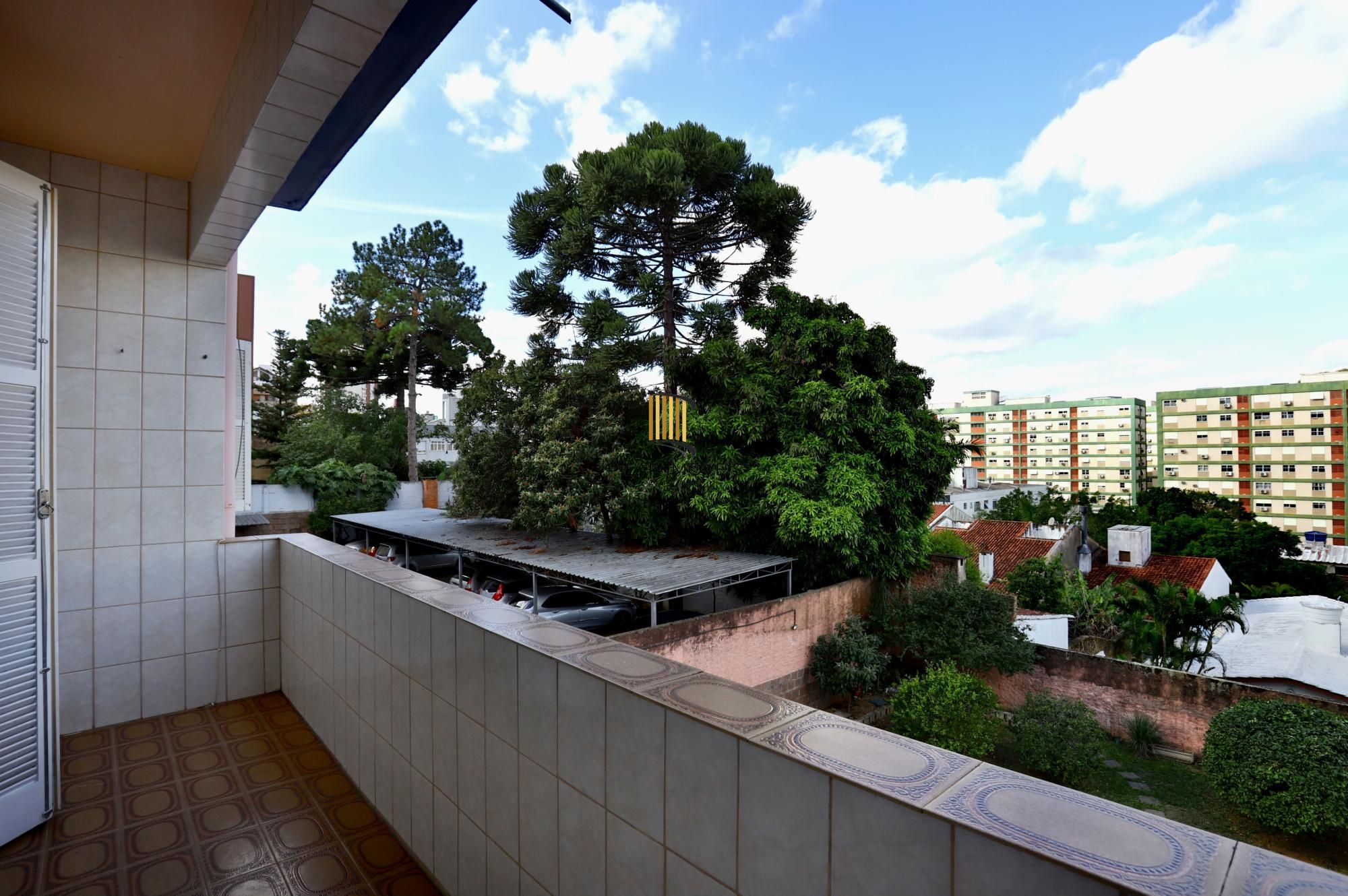 3 dormitórios com 94 privativos com sacada, sol leste, possui 1 vaga