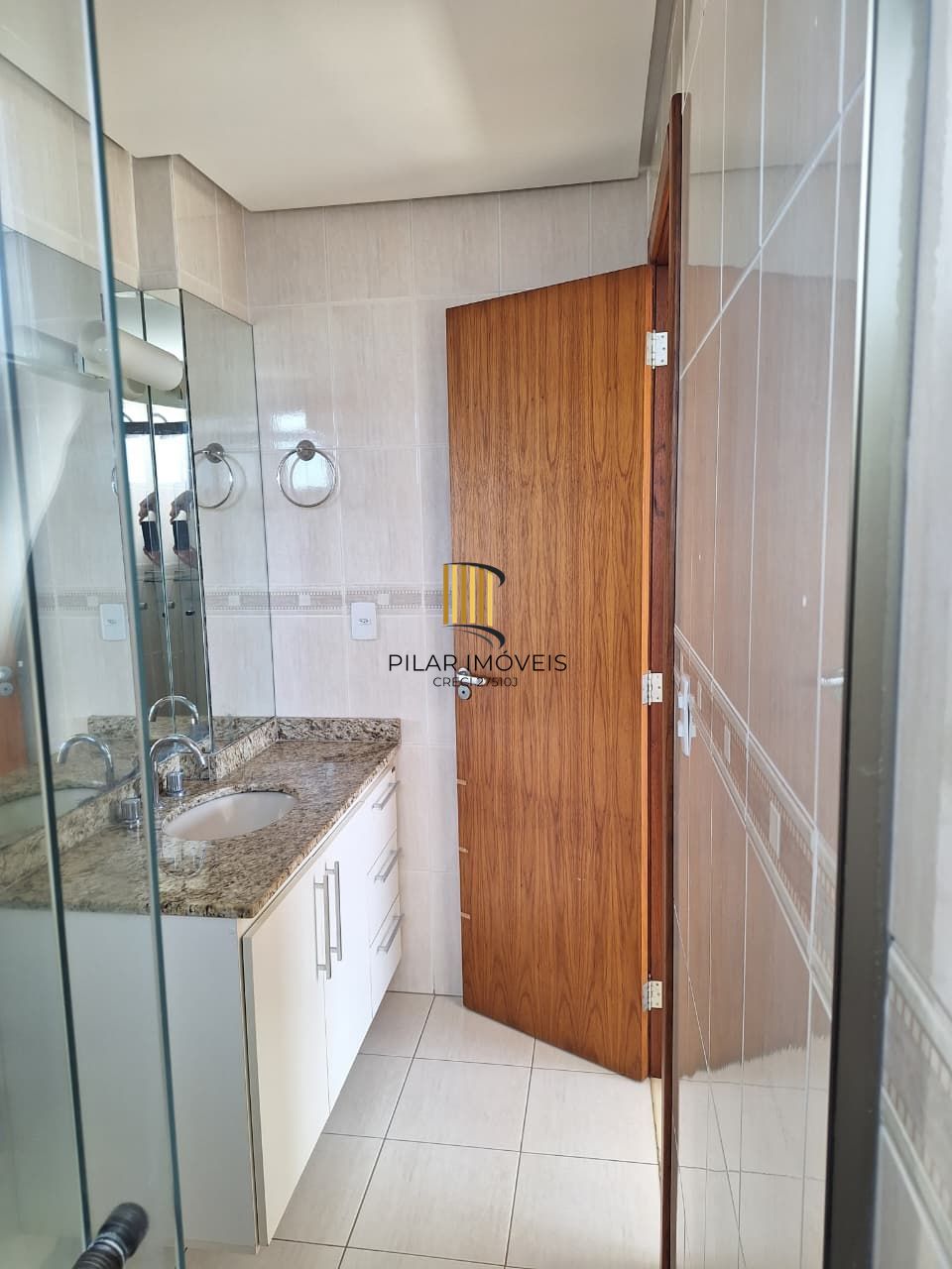 Amplo apartamento de 2D com suíte e vaga