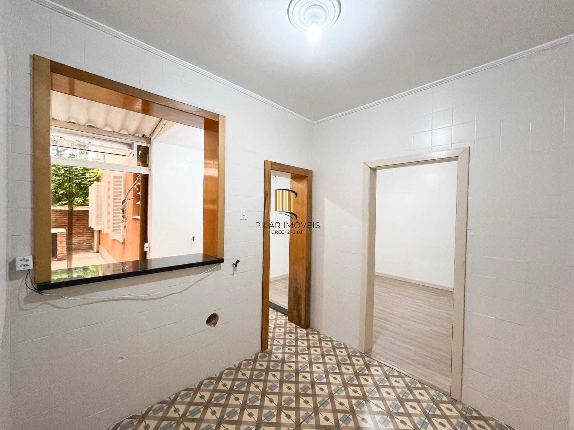 Apartamento 2 dormitórios com pátio no bairro Navegantes, em Porto Alegre.