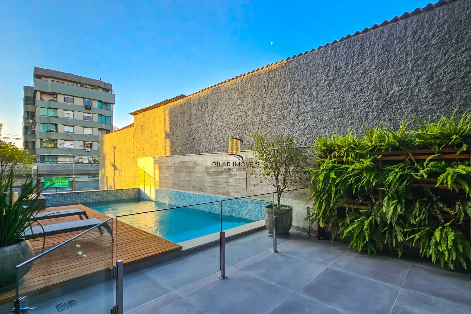 Apartamento completamente mobiliado e decorado, sacada, churrasqueira e vaga, com vista!