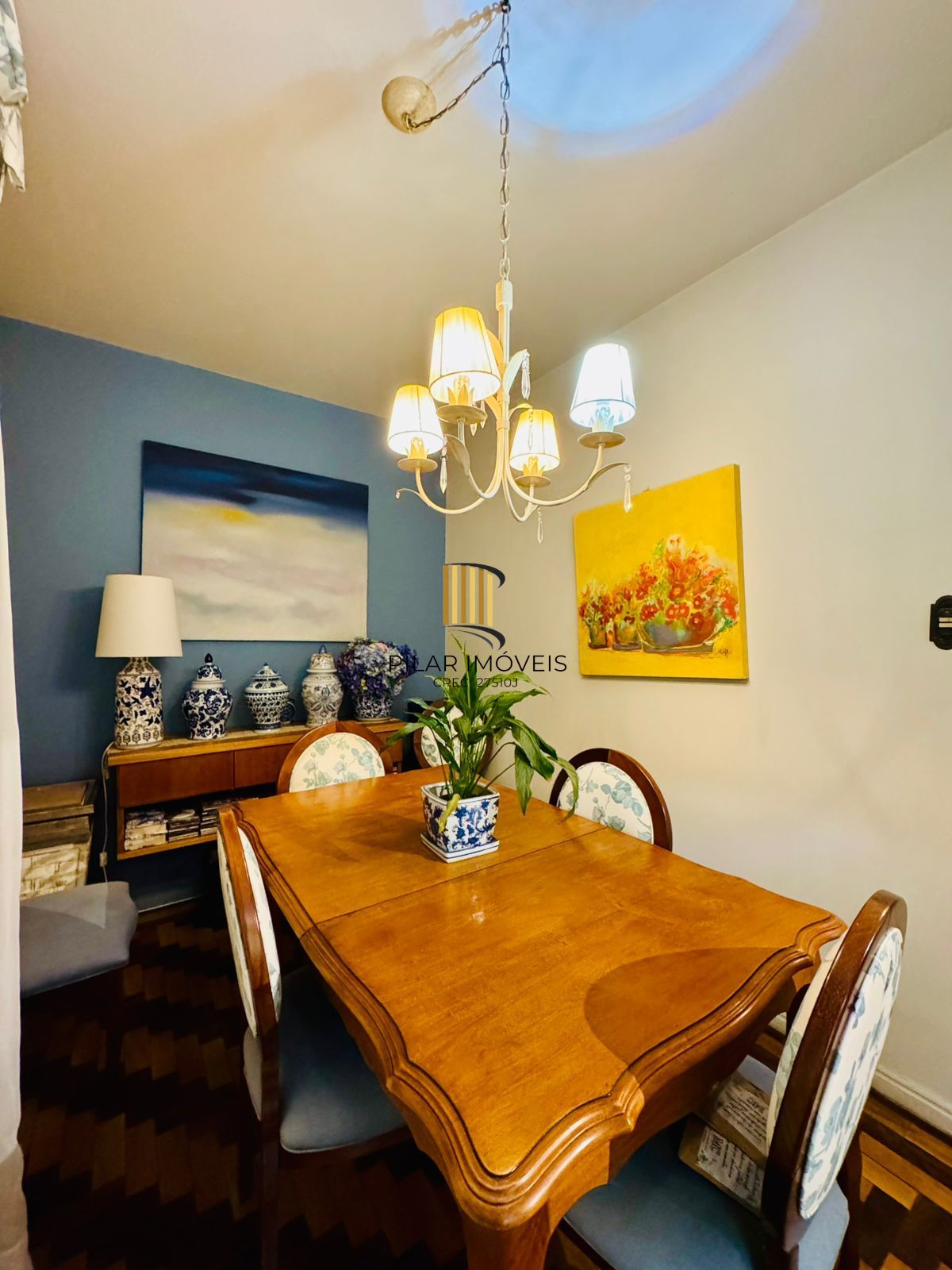 Bom Fim. Apartamento 3 dormitórios com living estendido.