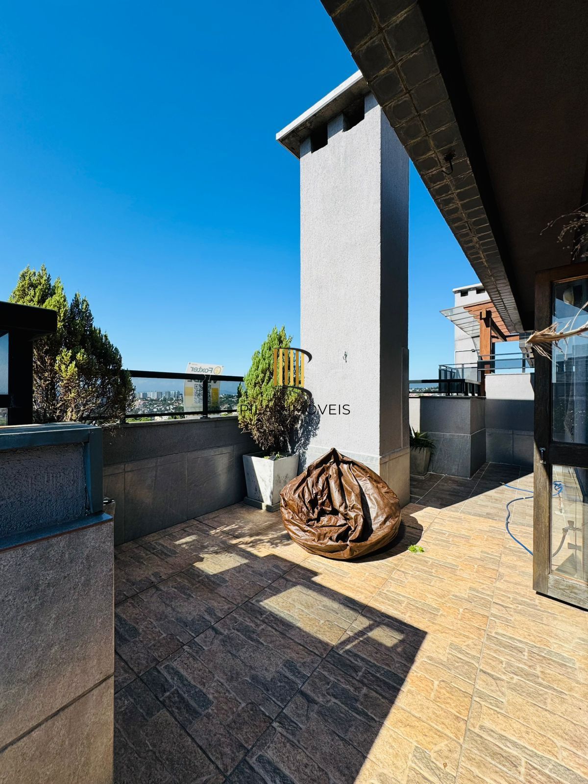 Cobertura com Terraço, Vista Livre e Porteira Fechada na Av. Protásio Alves