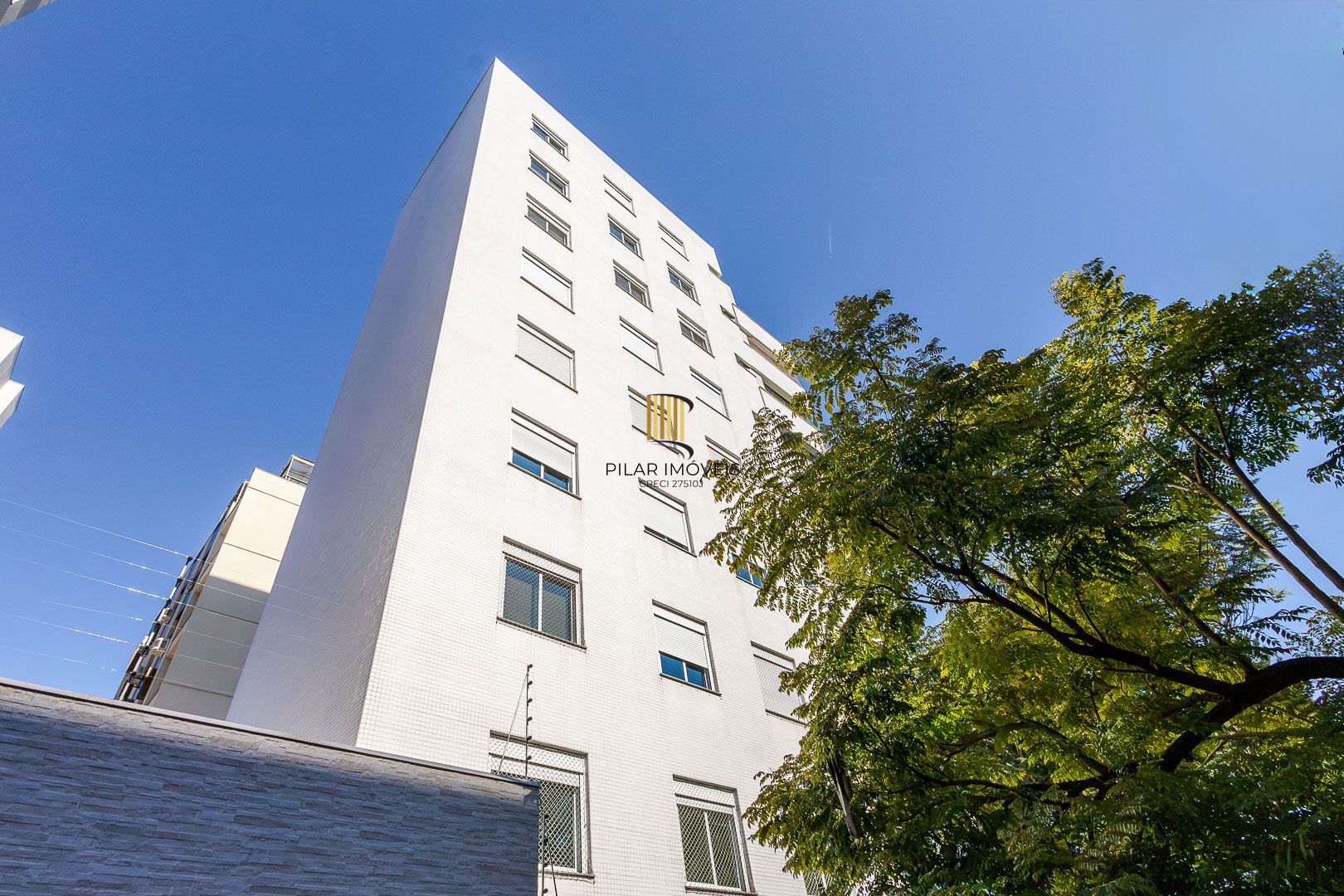 No Bairro Petrópolis 4 dormitórios, 2 suites, lareira e churrasqueira com 3 vagas