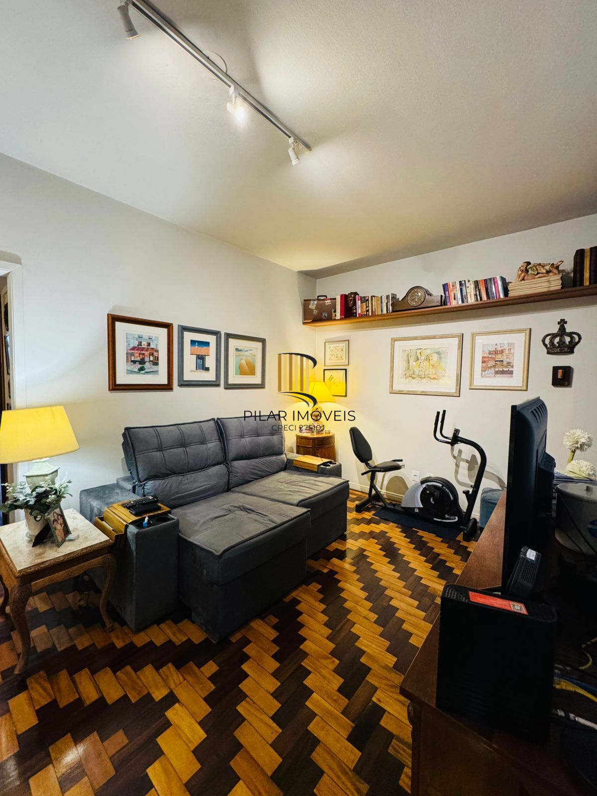 Bom Fim. Apartamento 3 dormitórios com living estendido.