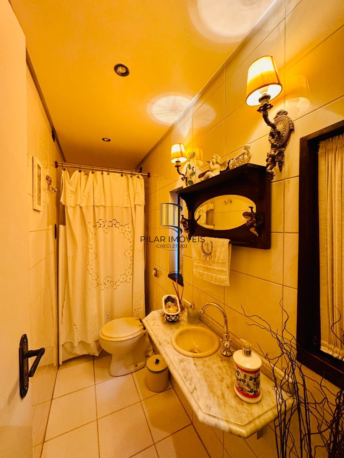 Bom Fim. Apartamento 3 dormitórios com living estendido.