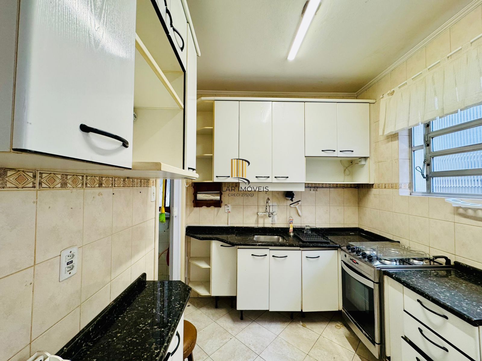 Bom Fim. Apartamento 3 dormitórios com living estendido.