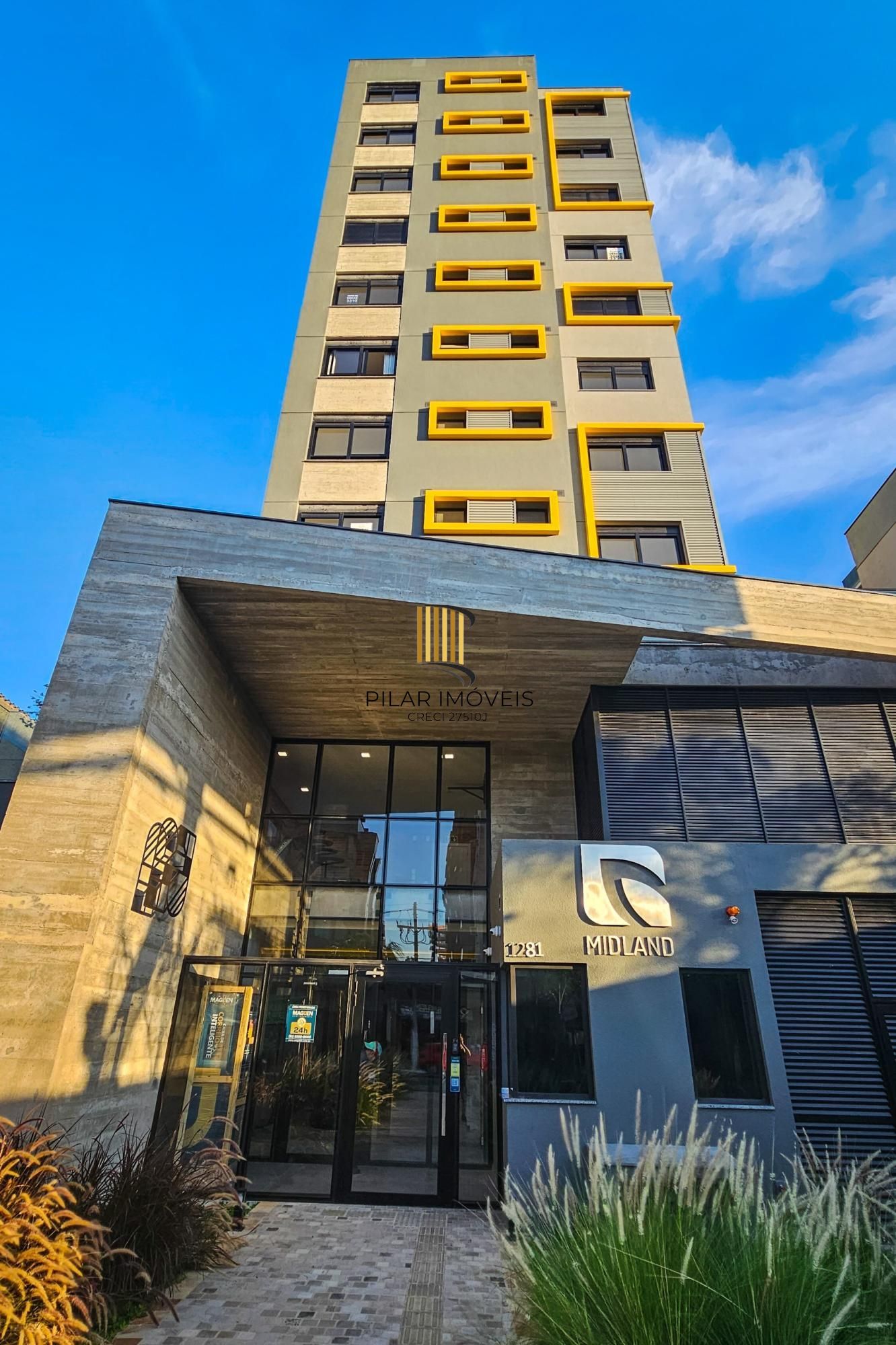 Apartamento completamente mobiliado e decorado, sacada, churrasqueira e vaga, com vista!