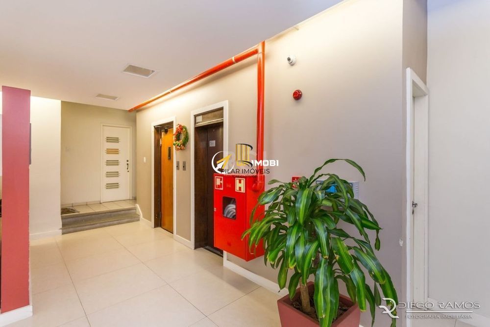 Bom Fim. Apartamento 3 dormitórios com living estendido.