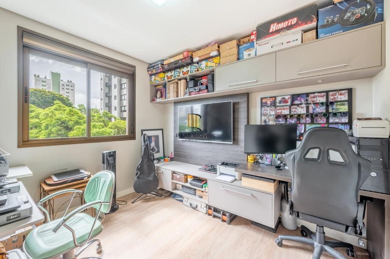 Apartamento de 2 dormitórios 1 suíte e 2 vagas no Petrópolis.