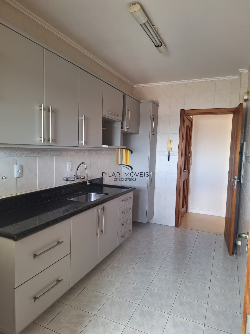 Amplo apartamento de 2D com suíte e vaga