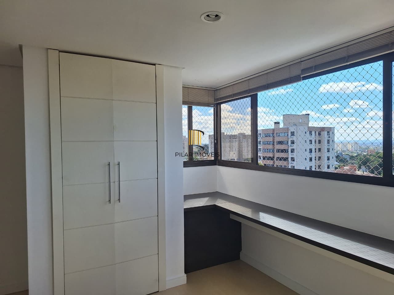 Amplo apartamento de 2D com suíte e vaga