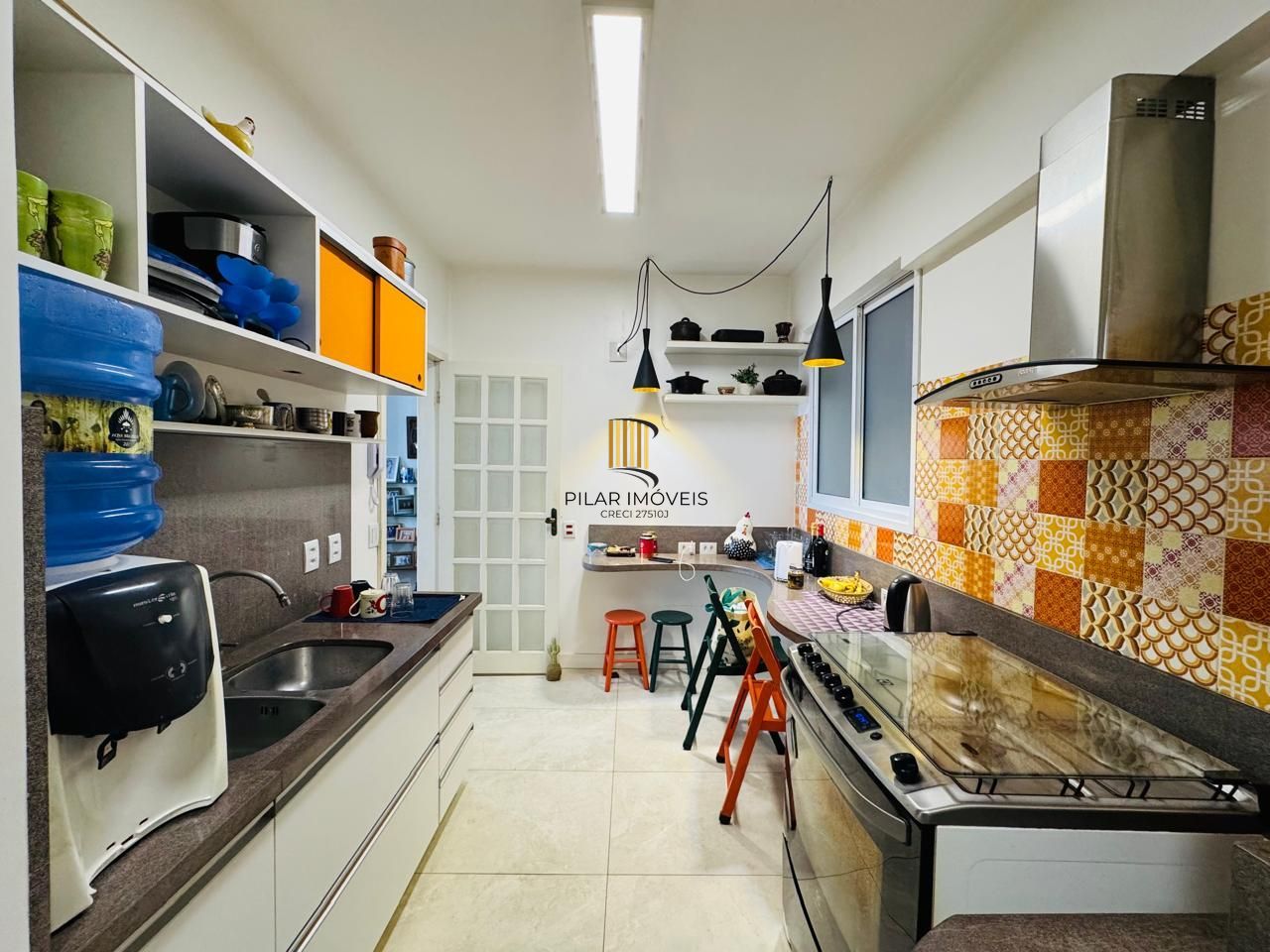 Apartamento Semimobiliado com 3 Dormitórios, 1 Suíte e Elevador