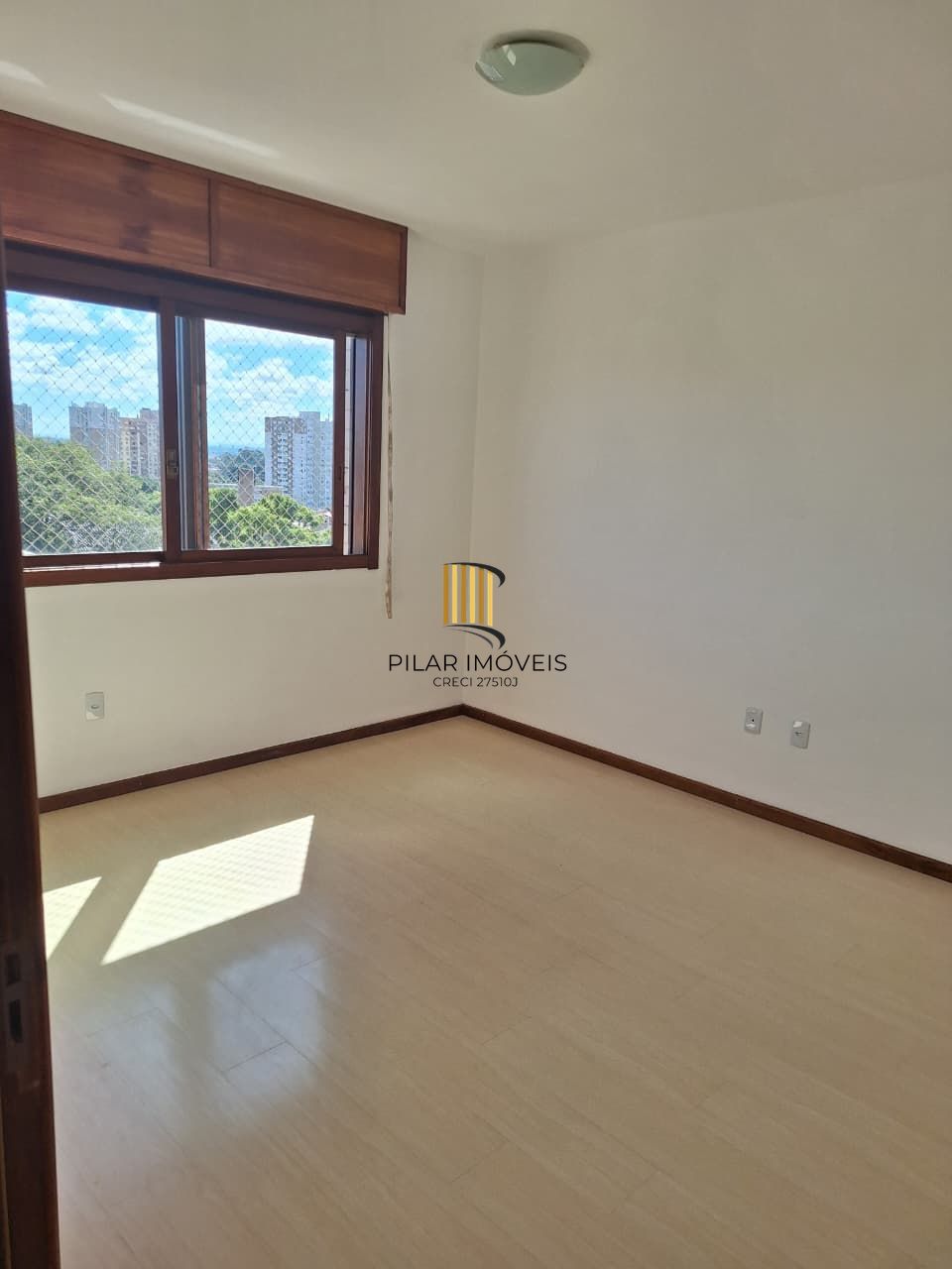 Amplo apartamento de 2D com suíte e vaga