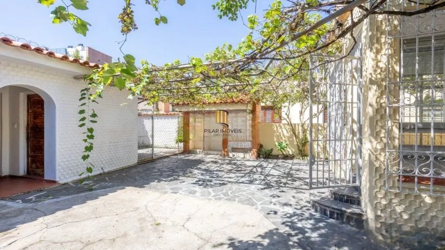 Casa Ampla com Pátio e Excelente Localização no Petrópolis