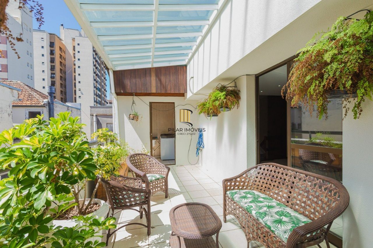 Cobertura charmosa com terraço e 2 vagas no Petrópolis