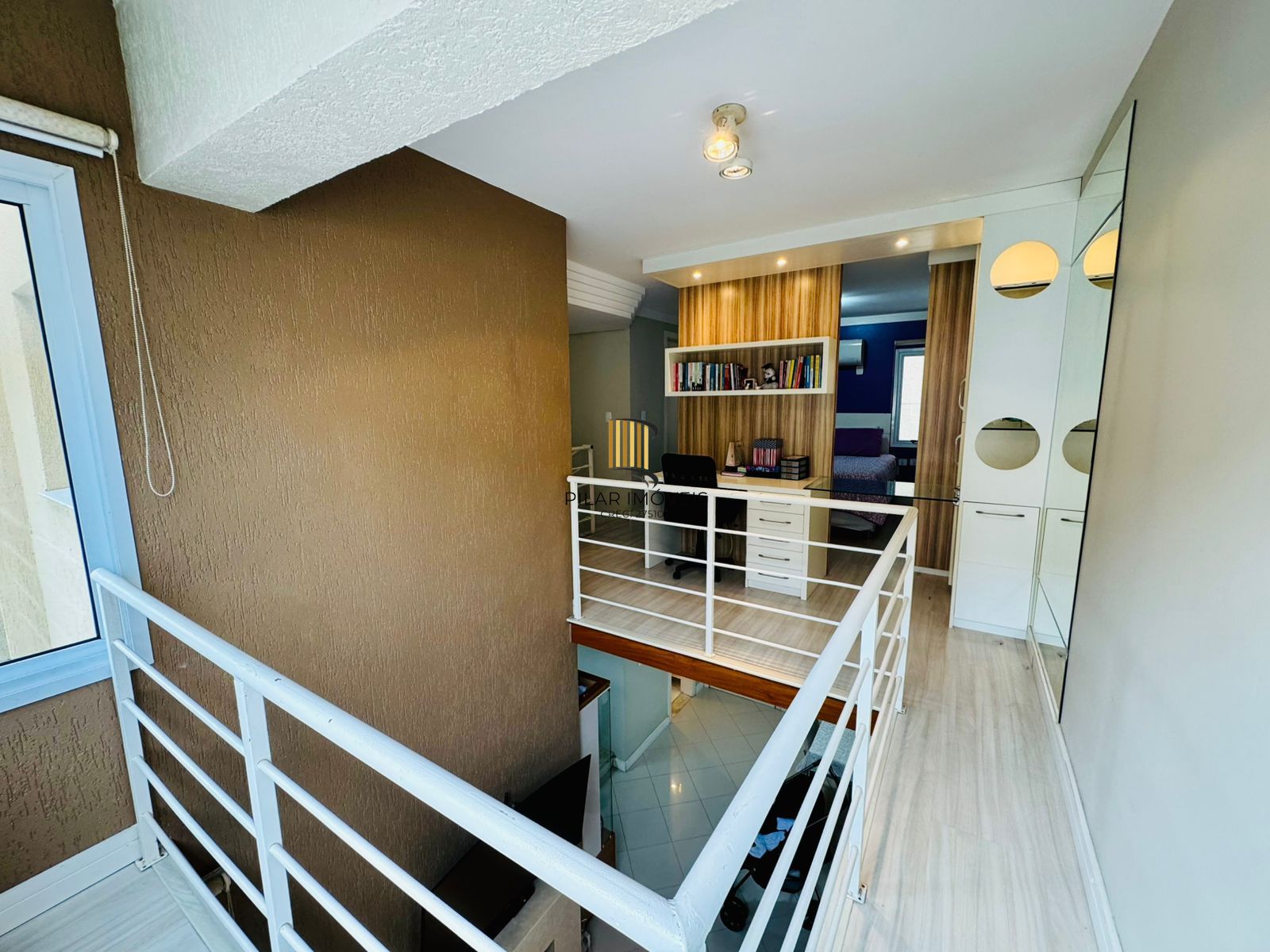 Duplex na Bela Vista, 2 dormitórios com espaço para home office, lareira e 2 vagas