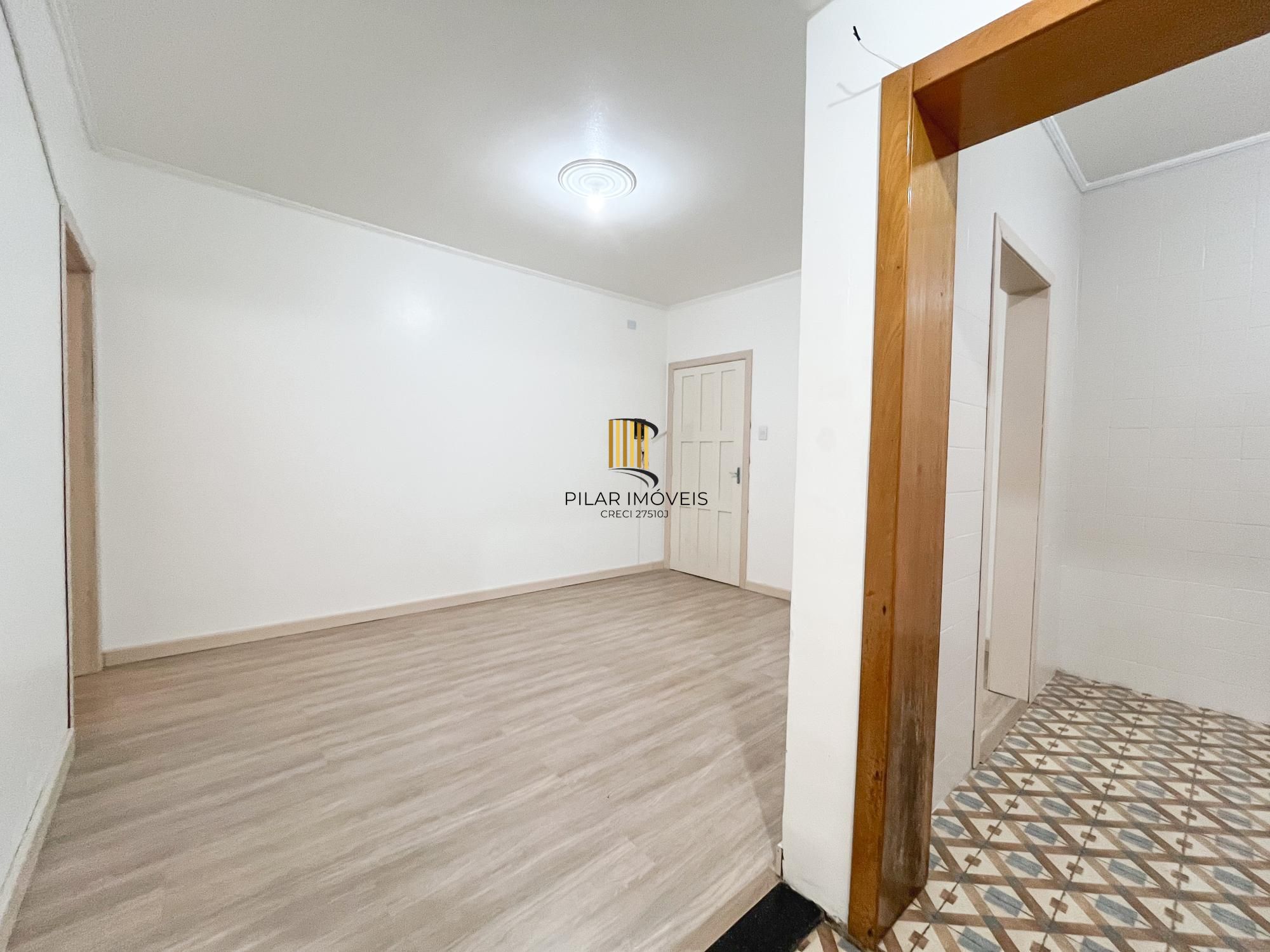 Apartamento 2 dormitórios com pátio no bairro Navegantes, em Porto Alegre.