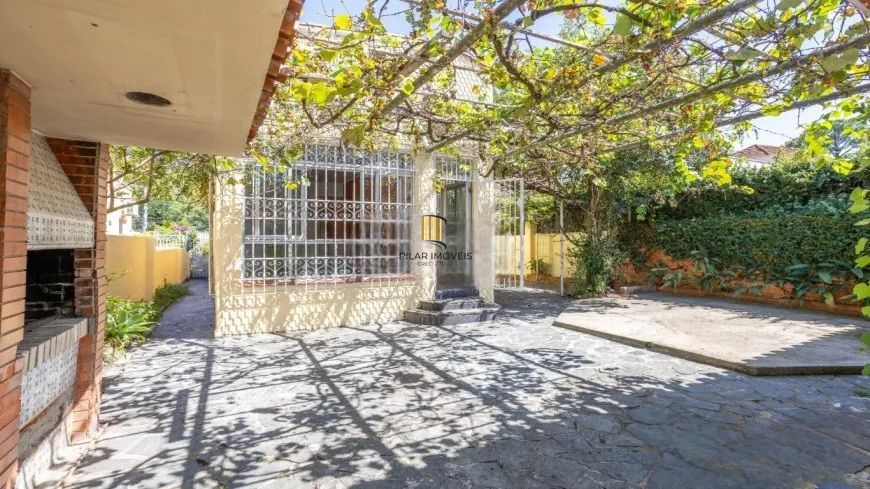 Casa Ampla com Pátio e Excelente Localização no Petrópolis