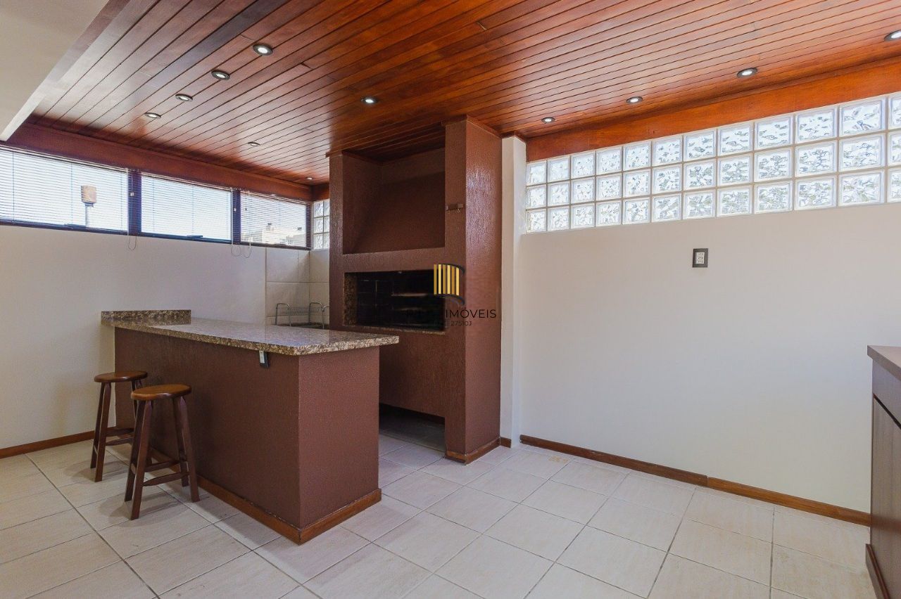 Cobertura charmosa com terraço e 2 vagas no Petrópolis