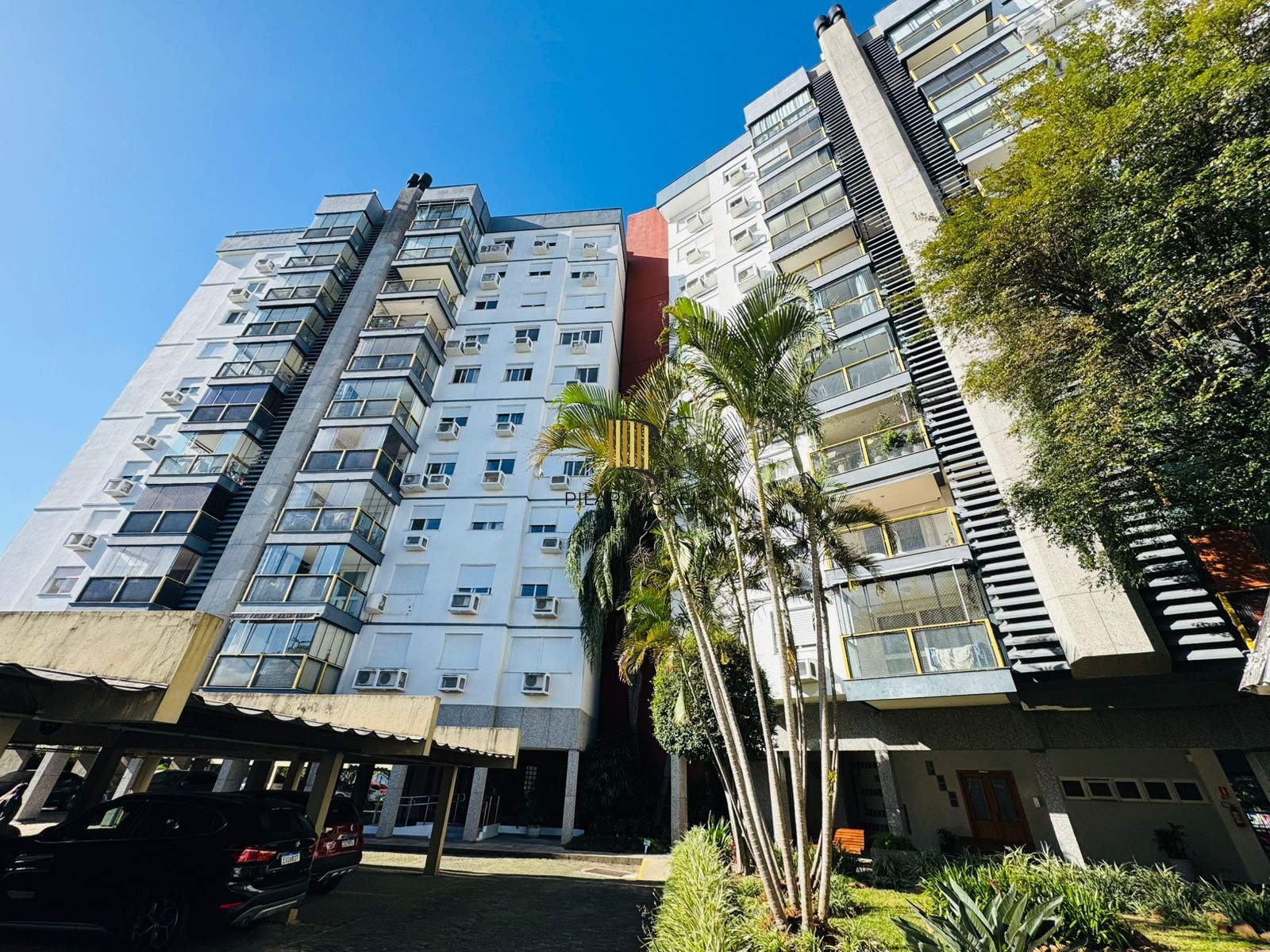 Apartamento Semimobiliado com  94,67 m² Privativos, 3 Dormitórios,